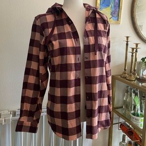 Under Armour hooded button up! With pockets!!